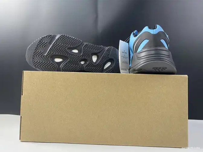'Bright Boost Cyan' Yeezy 700 GZ3079 MNVN ADIDAS 0502